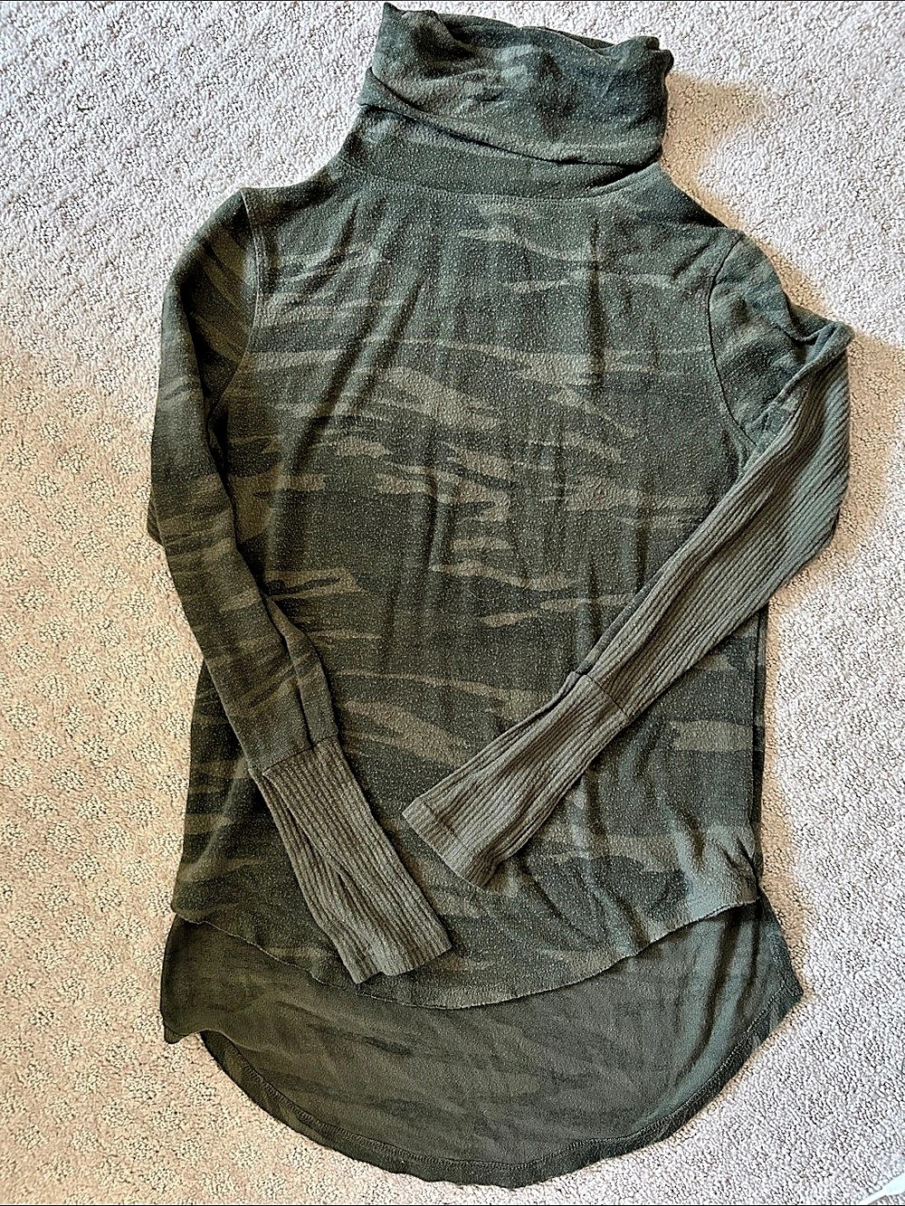 Sweet Romeo Women's Long Sleeve Camouflage Abstract Top Green Small
